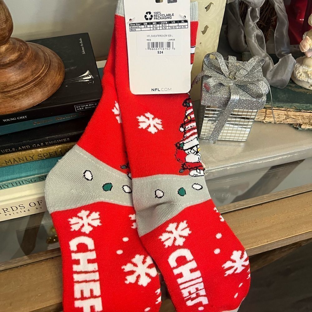 Kansas City Chiefs For Bare Feet Holiday Pattern gnome Crew NFL Socks NWT.